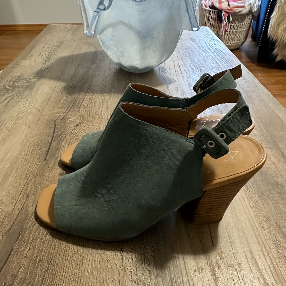 Franco Sarto Harbor Heel Women Size 8.5 Sandal
Leather Block Teal Blue Slingback